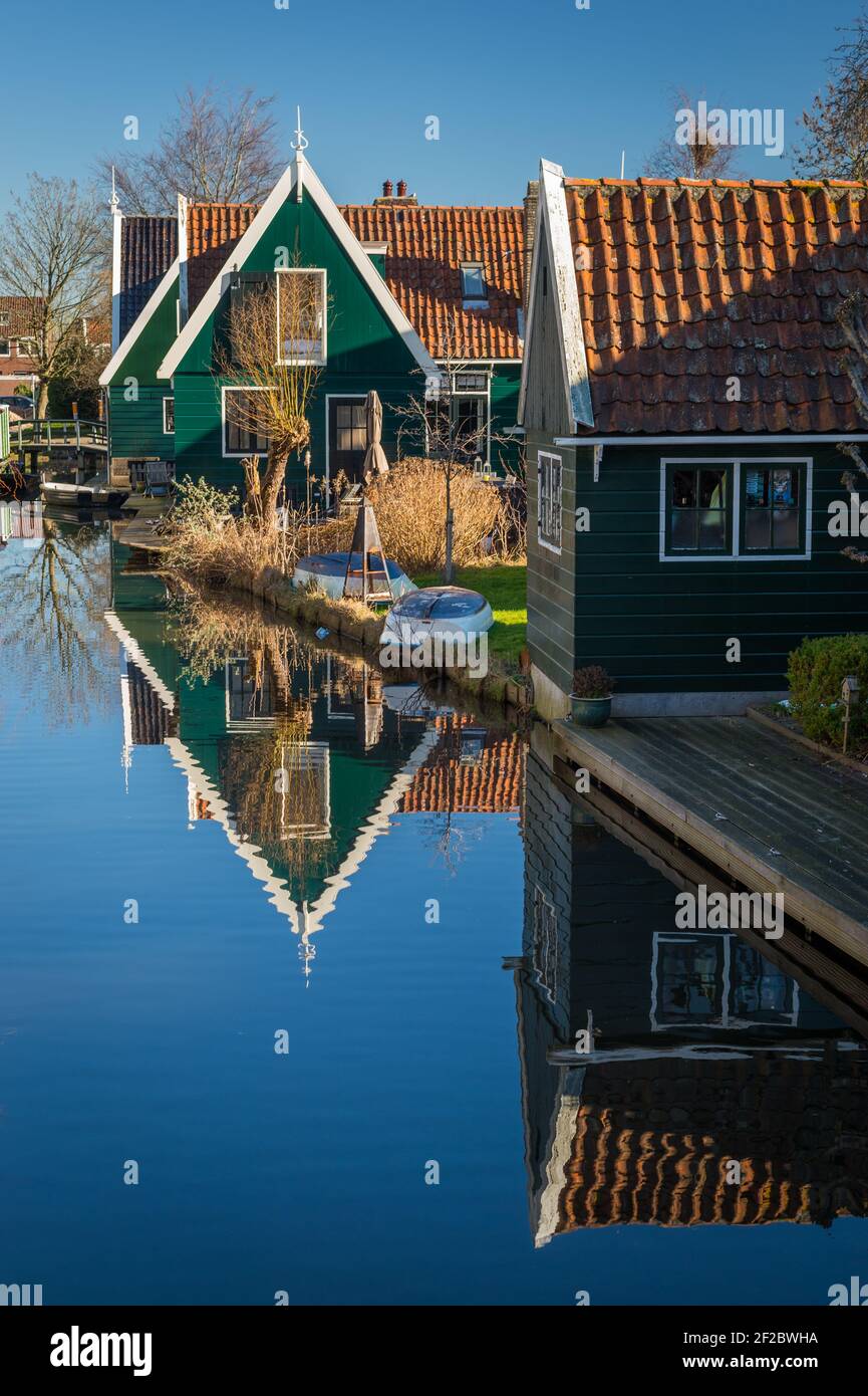 Häuser auf Orgelmakersgracht, Zaandijk, Niederlande. Stockfoto