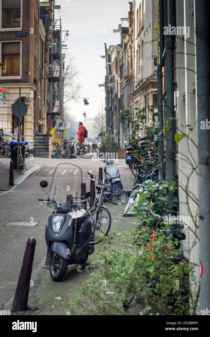 Haarelmmerstraat kreuzt Buiten Wieringerstraat, Amsterdam, Niederlande. Stockfoto