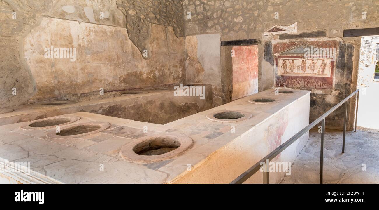 Thermopolium in der Casa del criptoportico Haus des Cryptoporticus in der antiken römischen Stätte Pompeji, in der Nähe von Neapel. Es wurde vollständig zerstört Stockfoto