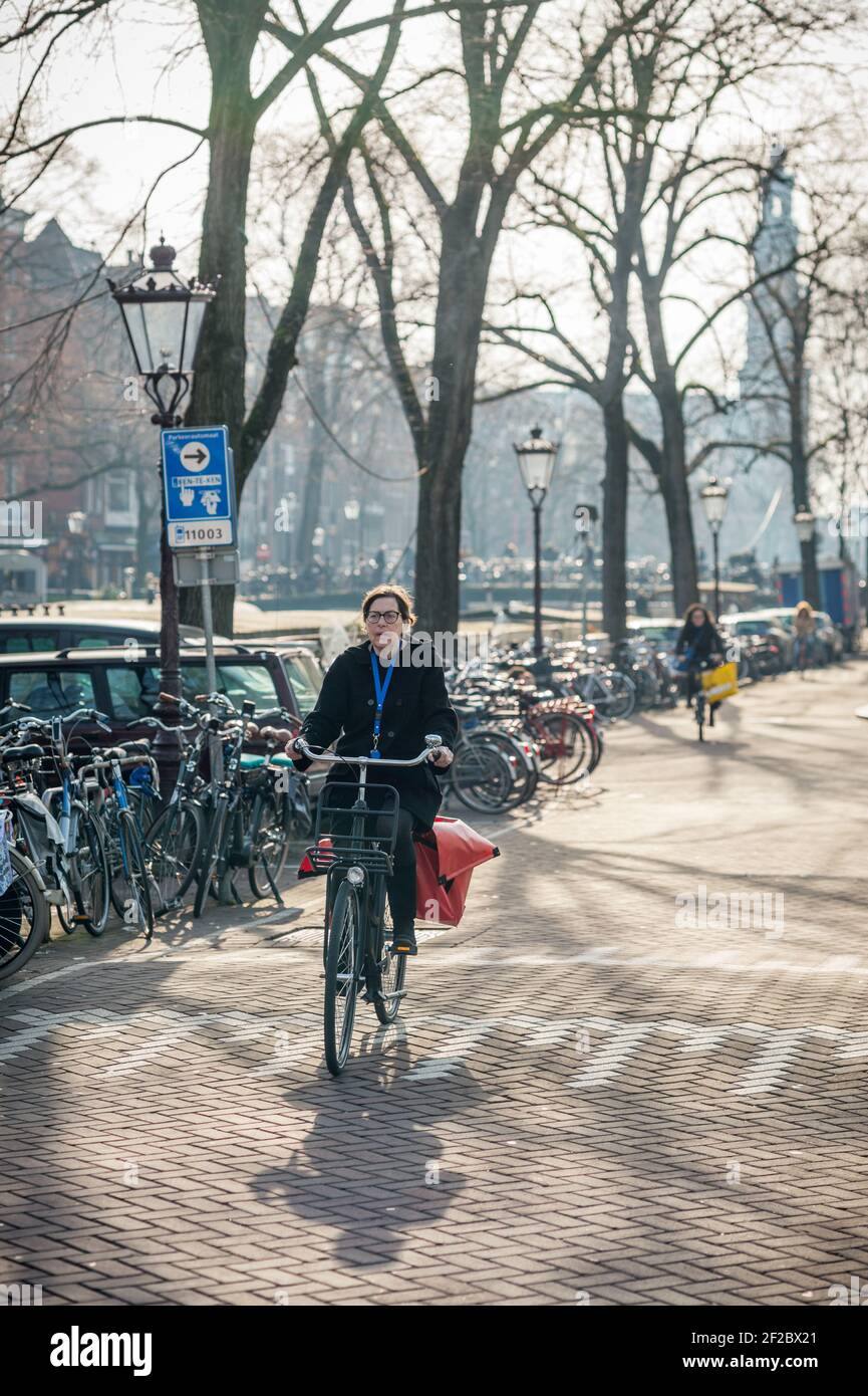 Radfahrer auf der Prinsengracht, Amsterdam, Niederlande. Stockfoto
