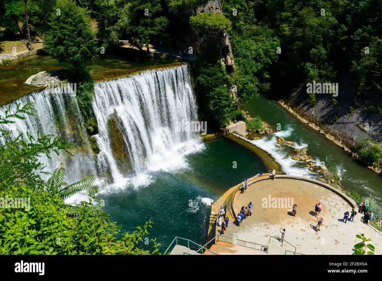 Die 22 Meter hohen Pliva Wasserfälle in Jajce, Bosnien und Herzegowina. Stockfoto