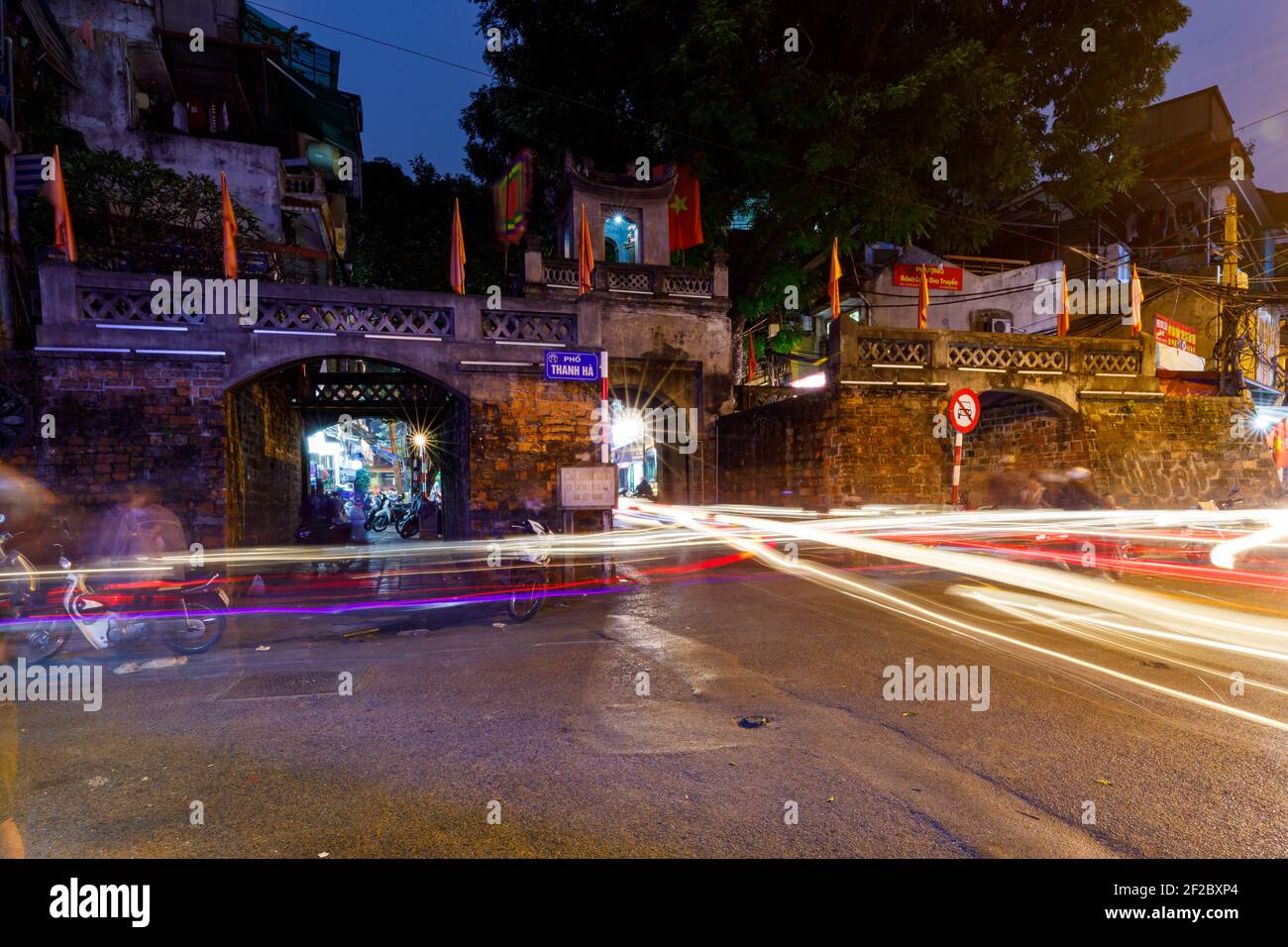 Der Verkehr mit Motorrad in den Straßen von Hanoi in Vietnam Stockfoto