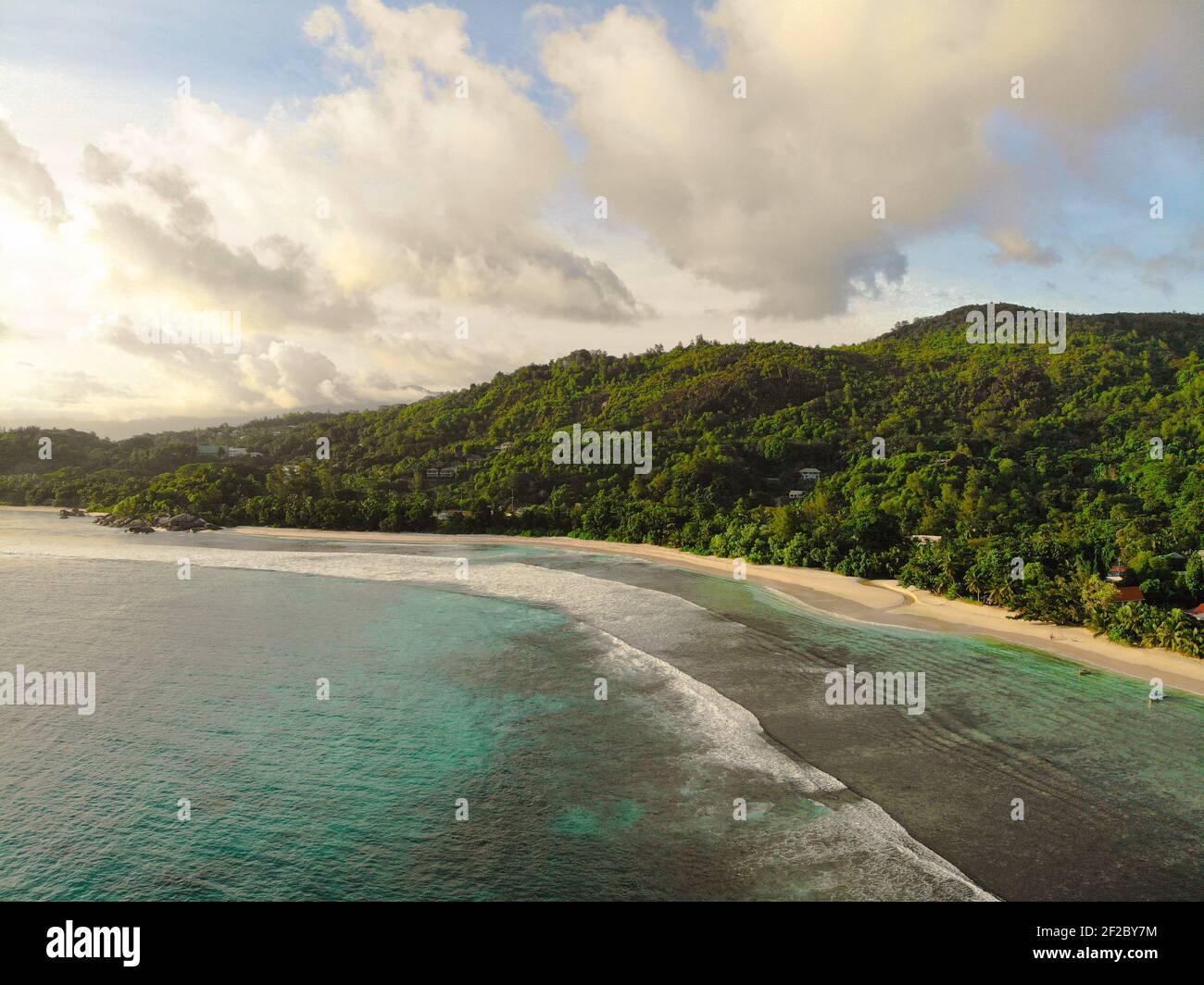 Drohnenbild des Baie Lazare Beach, Seychellen Stockfoto