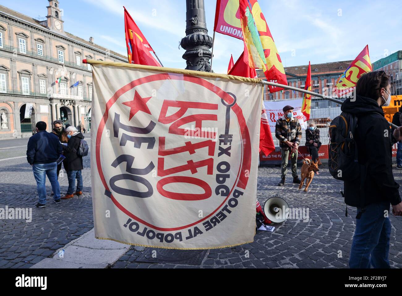 Neapel, Kampanien, Italien. März 2020, 10th. 11/03/2021 Neapel, eine historische Gruppe von USB-Gewerkschaften und die Potere al Popolo Partei protestieren unter der Präfektur von Neapel auf der Piazza del Plebiscito für den globalen Aktionstag für die Gemeinwohl-Impfstoff! Quelle: Fabio Sasso/ZUMA Wire/Alamy Live News Stockfoto