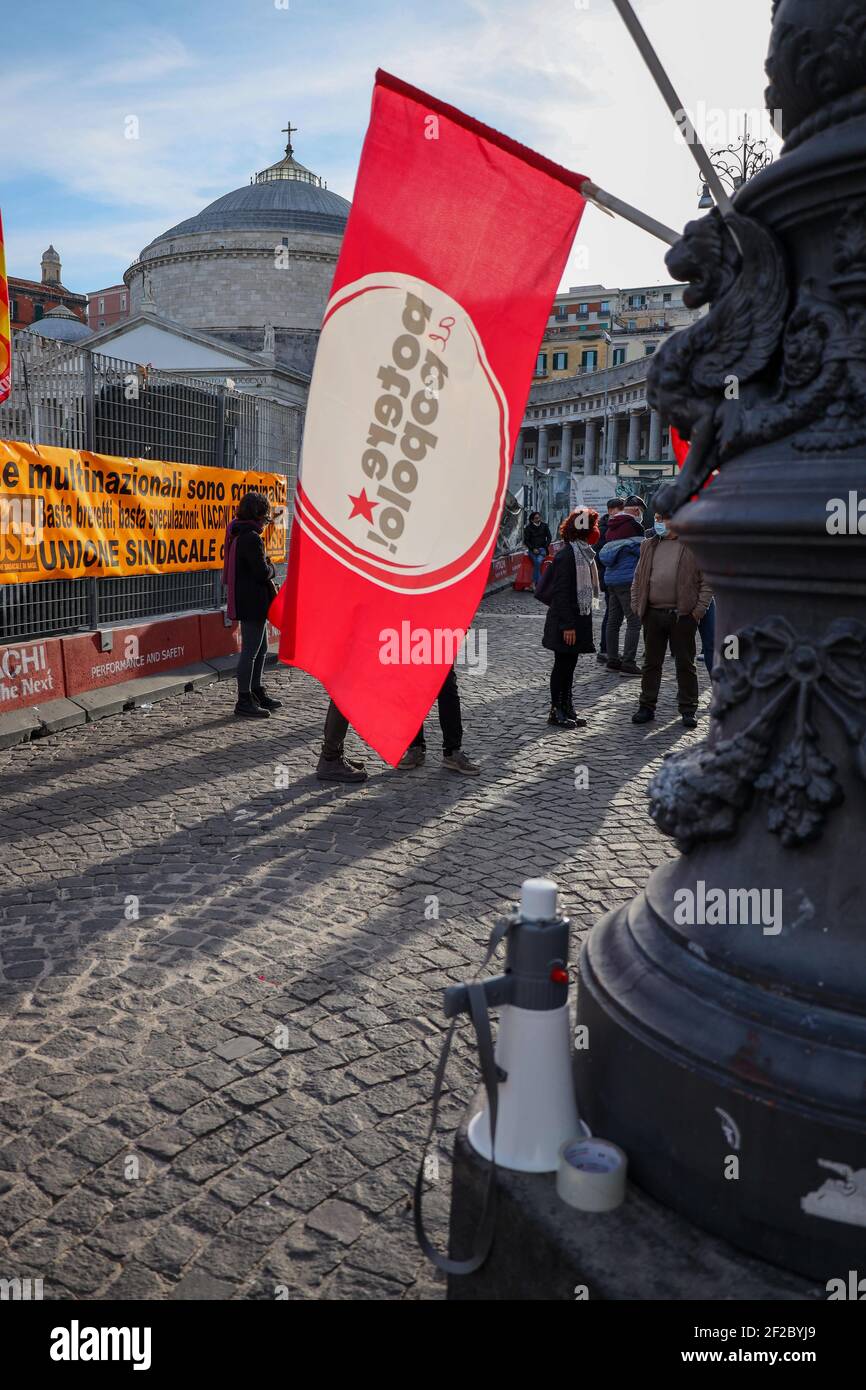 Neapel, Kampanien, Italien. März 2020, 10th. 11/03/2021 Neapel, eine historische Gruppe von USB-Gewerkschaften und die Potere al Popolo Partei protestieren unter der Präfektur von Neapel auf der Piazza del Plebiscito für den globalen Aktionstag für die Gemeinwohl-Impfstoff! Quelle: Fabio Sasso/ZUMA Wire/Alamy Live News Stockfoto