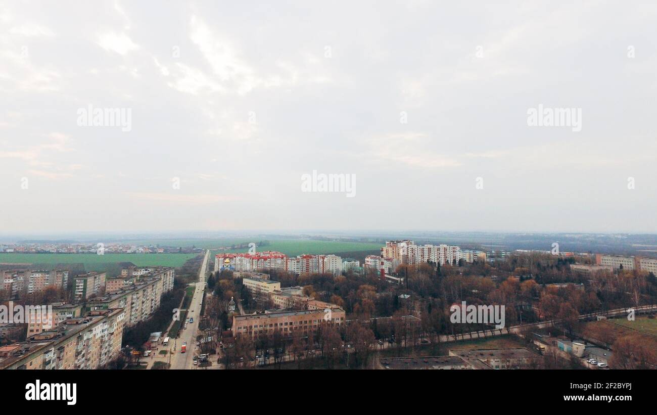 Luftaufnahme einer kleinen Stadt, grüne Felder, Park, Autobahnen gegen den Himmel. Ukraine Stockfoto