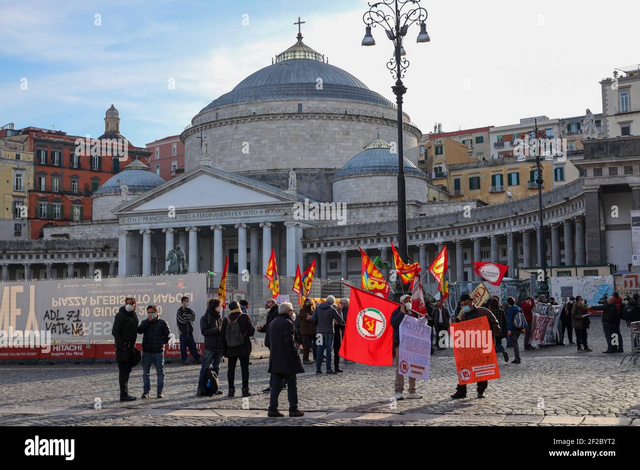 Neapel, Kampanien, Italien. März 2020, 10th. 11/03/2021 Neapel, eine historische Gruppe von USB-Gewerkschaften und die Potere al Popolo Partei protestieren unter der Präfektur von Neapel auf der Piazza del Plebiscito für den globalen Aktionstag für die Gemeinwohl-Impfstoff! Quelle: Fabio Sasso/ZUMA Wire/Alamy Live News Stockfoto