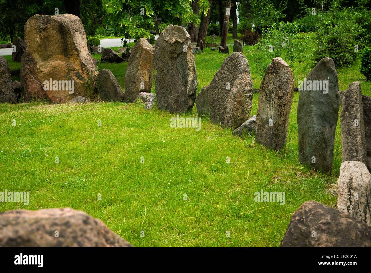 Megalithstein Kreis in Kriviy Rih Stadt in der Ukraine. Sommerzeit. Saftiges Gras unter dem alten heidnischen Heiligtum. Stockfoto