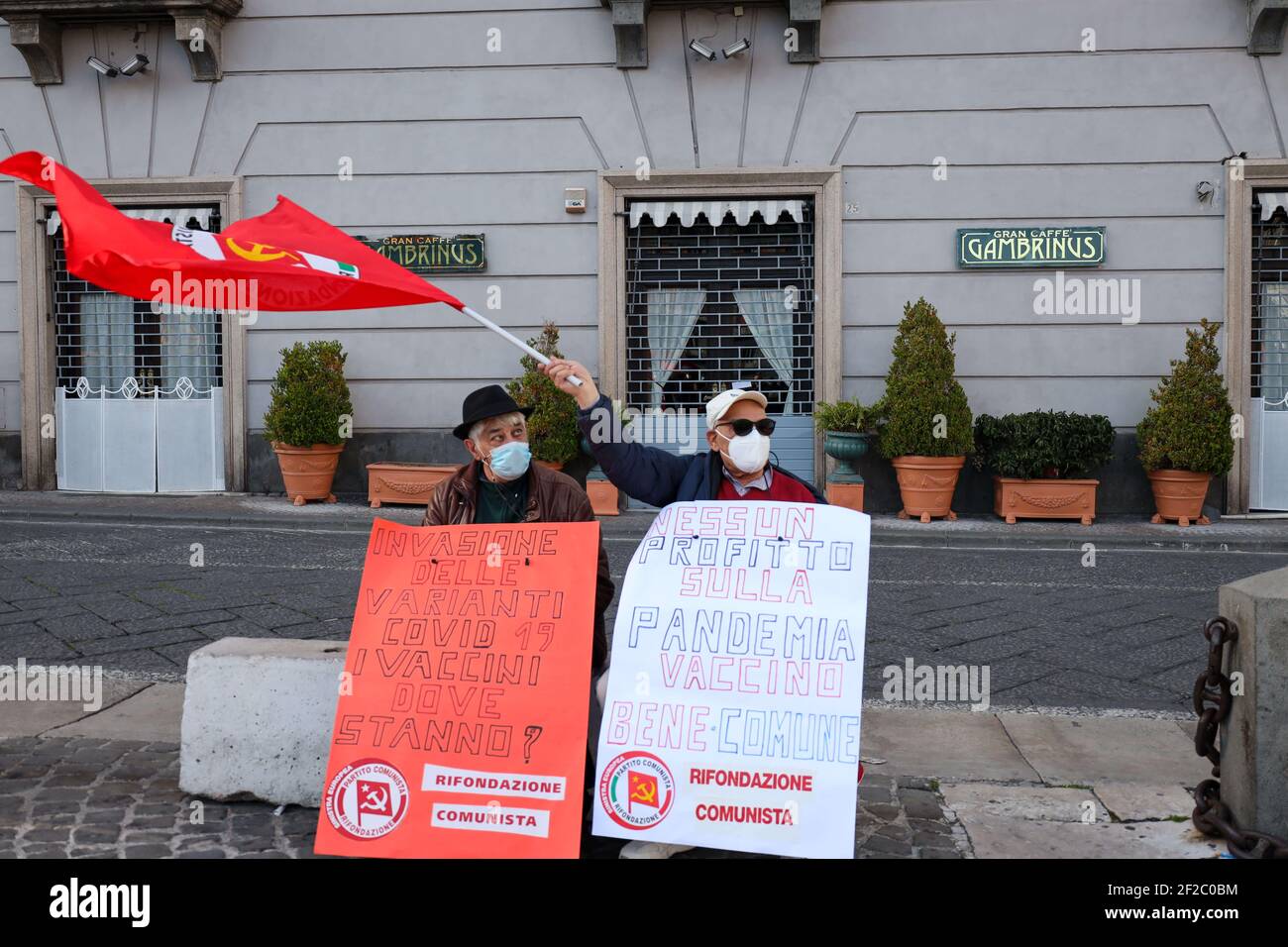 Neapel, Kampanien, Italien. März 2020, 10th. 11/03/2021 Neapel, eine historische Gruppe von USB-Gewerkschaften und die Potere al Popolo Partei protestieren unter der Präfektur von Neapel auf der Piazza del Plebiscito für den globalen Aktionstag für die Gemeinwohl-Impfstoff! Quelle: Fabio Sasso/ZUMA Wire/Alamy Live News Stockfoto