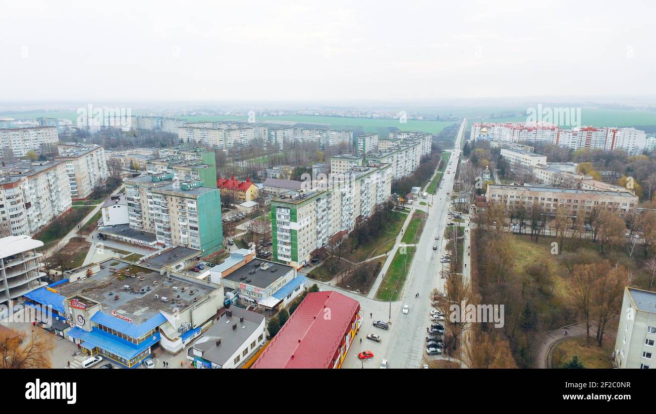 Luftaufnahme einer kleinen Stadt, grüne Felder, Park, Autobahnen gegen den Himmel. Ukraine Stockfoto