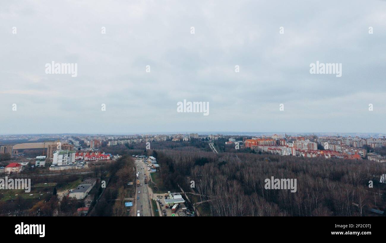 Luftaufnahme einer kleinen Stadt, neue Viertel, Felder, Park, Autobahnen gegen den Himmel. Ukraine Stockfoto
