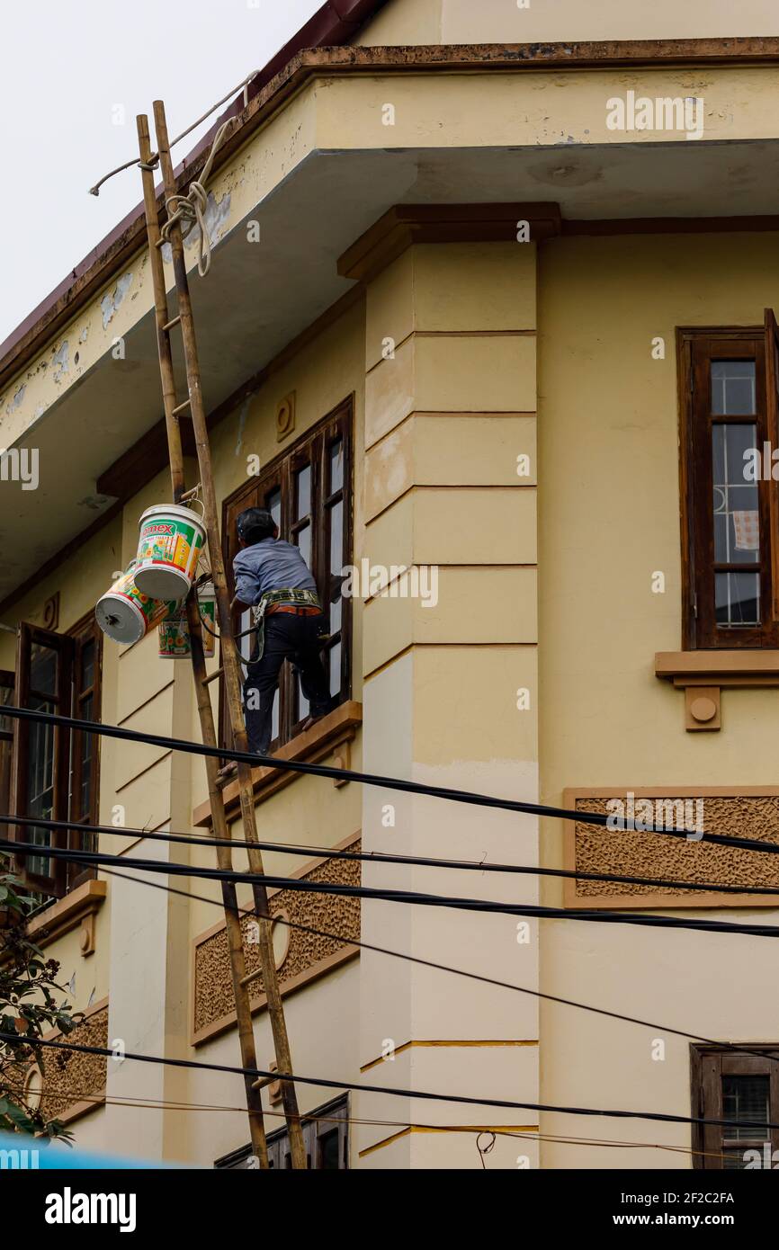 Gefährliche Arbeit an einem Rahmen in Hanoi in vietnam Stockfoto
