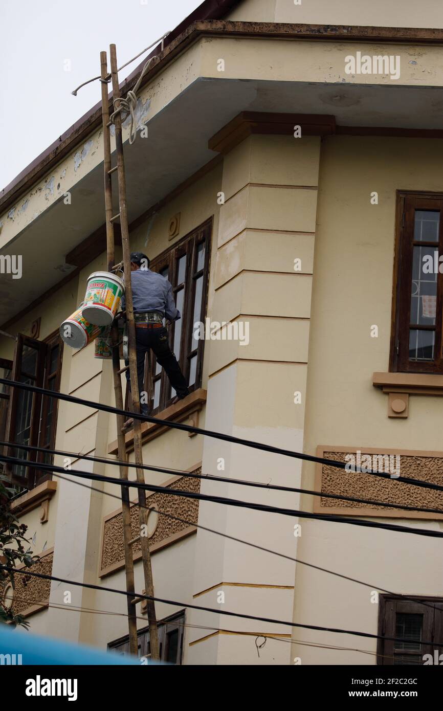 Gefährliche Arbeit an einem Rahmen in Hanoi in vietnam Stockfoto
