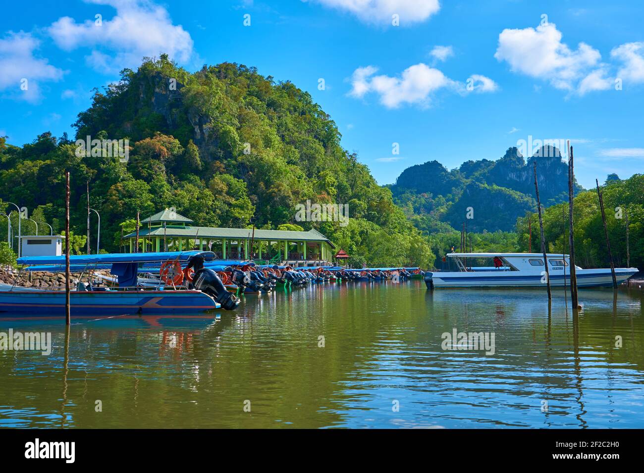 Boot River Pier auf der tropischen Insel Langkawi. Langkawi, Malaysia - 06.24.2020 Stockfoto