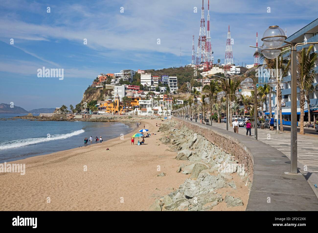 Touristen zu Fuß auf der Malecón, Esplanade am Strand entlang in der Stadt Mazatlán, Sinaloa, Mexiko Stockfoto