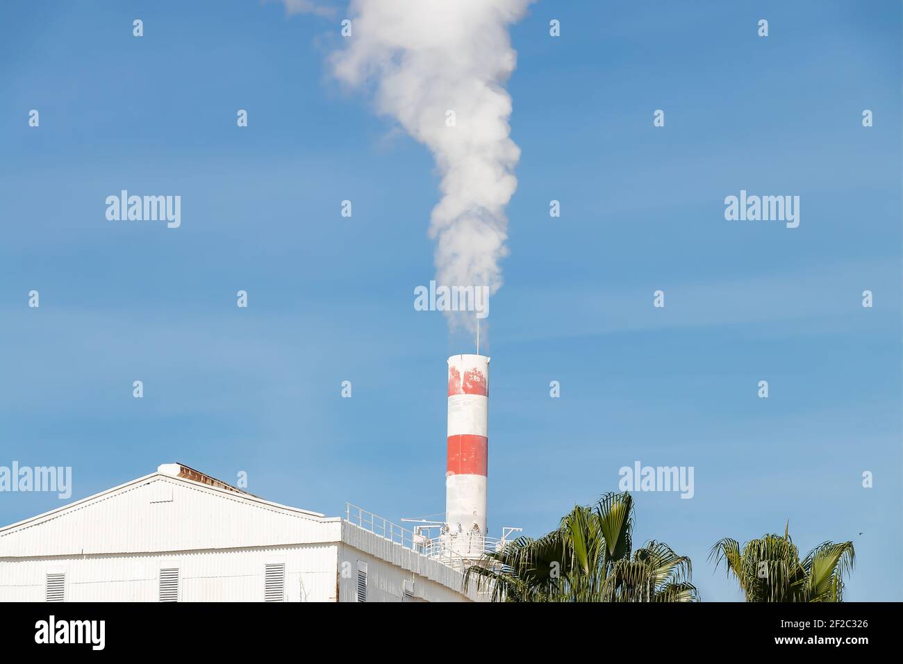 Abgaskamin der chemischen Industrie mit dem Rauch in Palos de la Frontera in Huelva, Andalusien, Spanien. Stockfoto