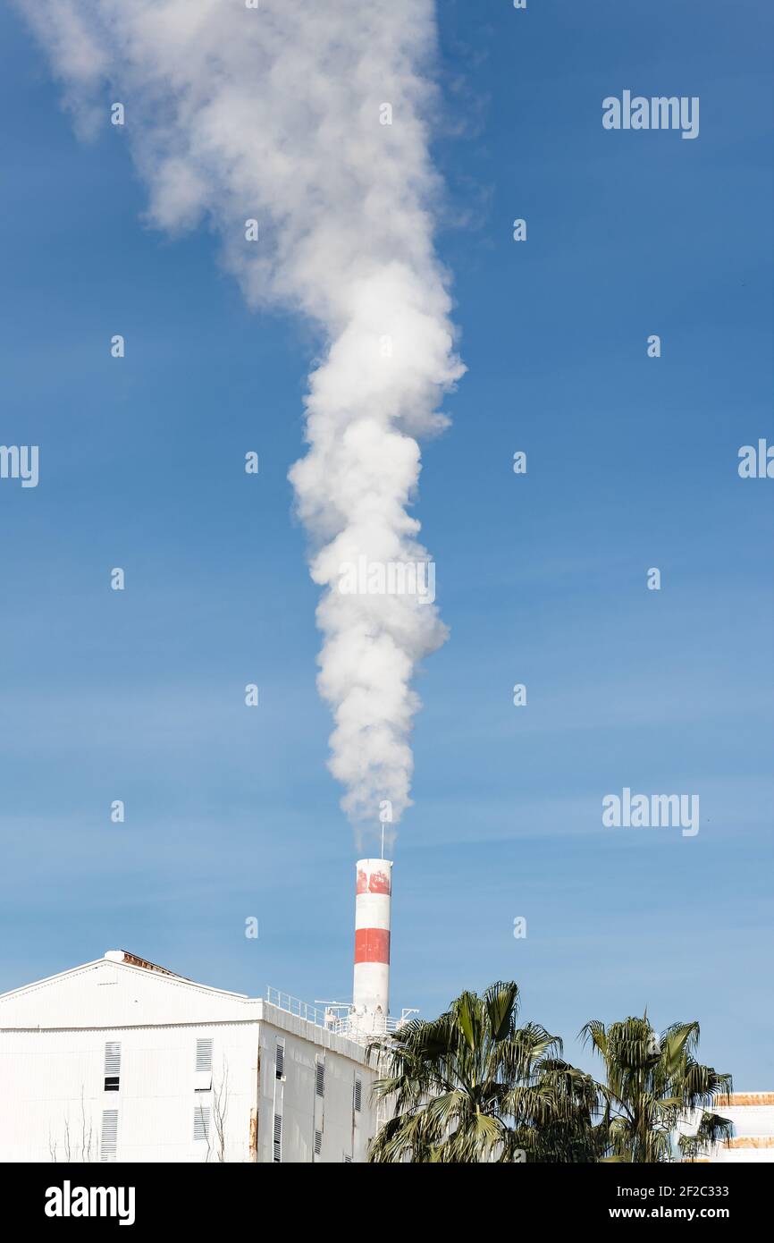 Abgaskamin der chemischen Industrie mit dem Rauch in Palos de la Frontera in Huelva, Andalusien, Spanien. Stockfoto