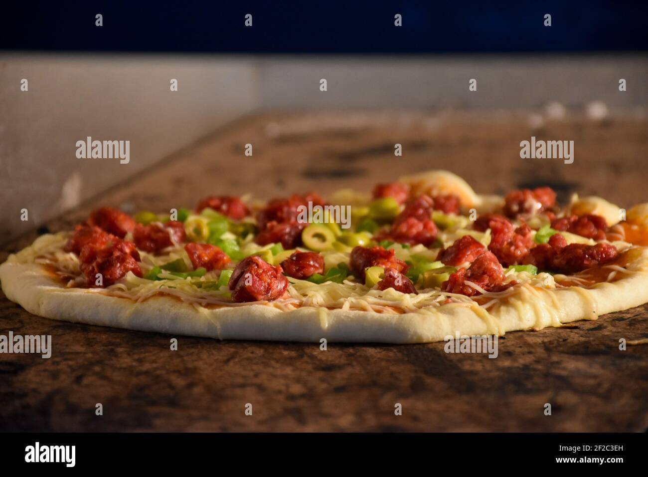 Italienische Pizzaküche in einem modernen Ofen, mediterrane Gerichte Konzept Stockfoto