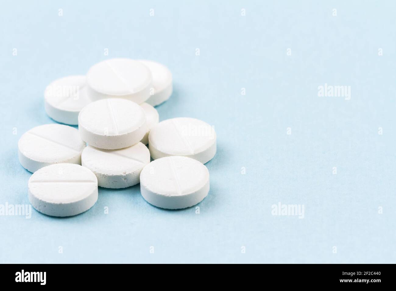 Weiße Pillen auf dem blauen Hintergrund Stockfoto