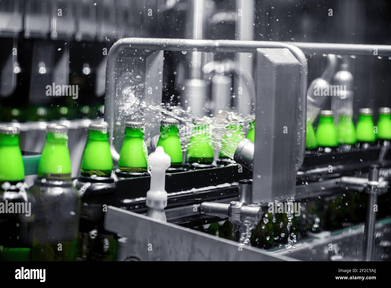 Der Prozess der Abfüllung von Bier in Flaschen auf einer Produktionsförderlinie. Stockfoto