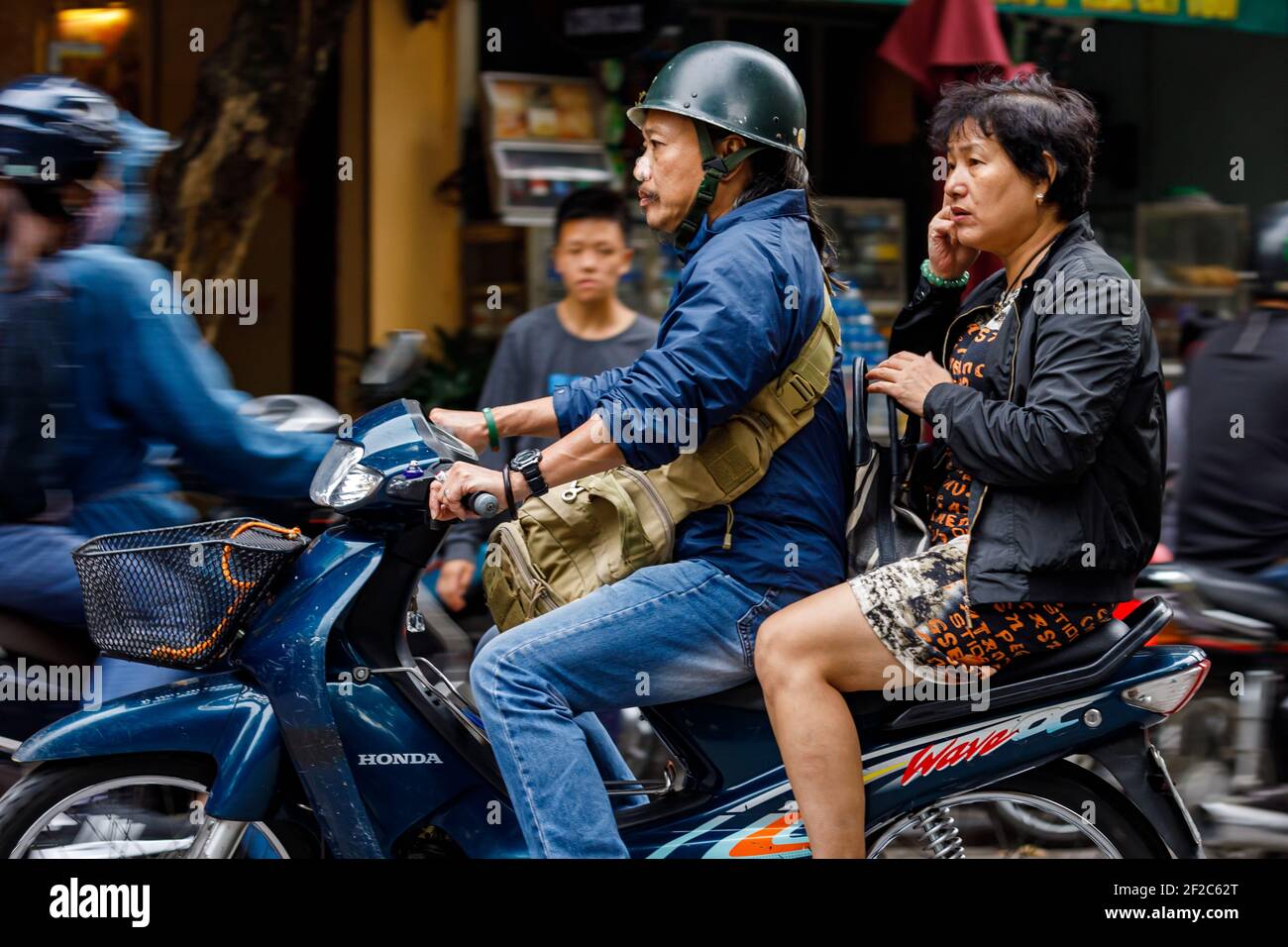 Der Verkehr mit Motorrad in den Straßen von Hanoi in Vietnam Stockfoto
