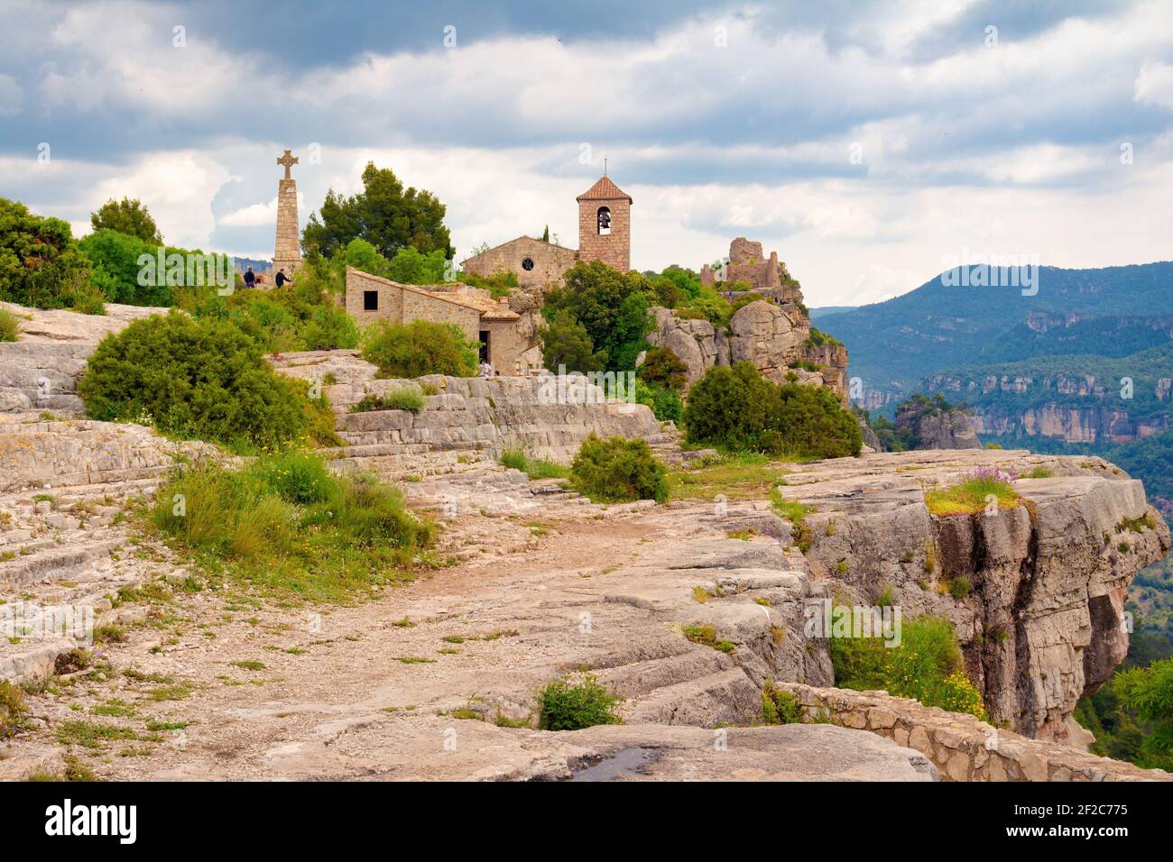 Blick auf eine der Straßen des historischen Kerns von Siurana de Prades, Katalonien, Spanien. Stockfoto