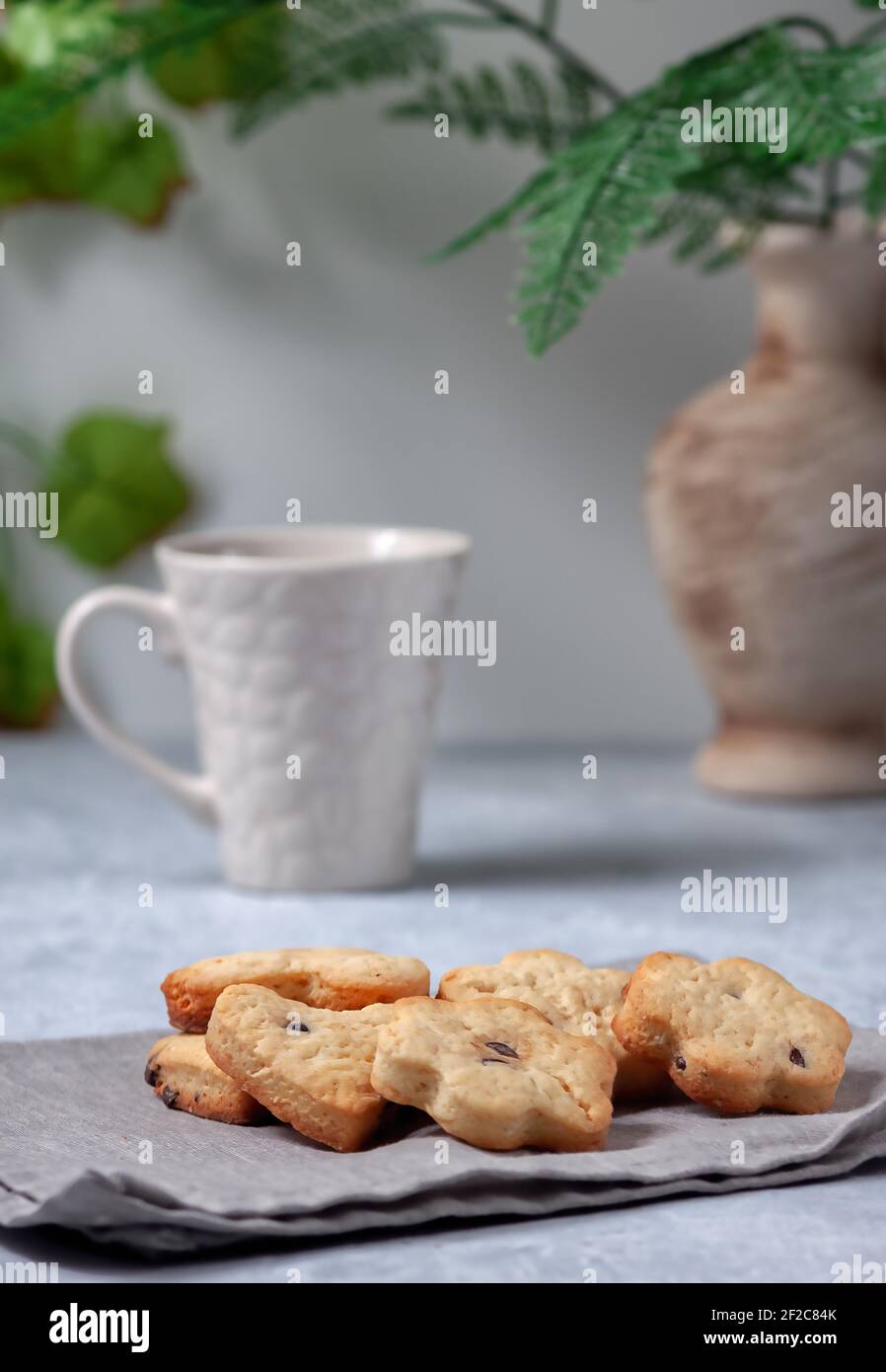Frische hausgemachte Kekse auf einer Serviette auf hellem Hintergrund Stockfoto