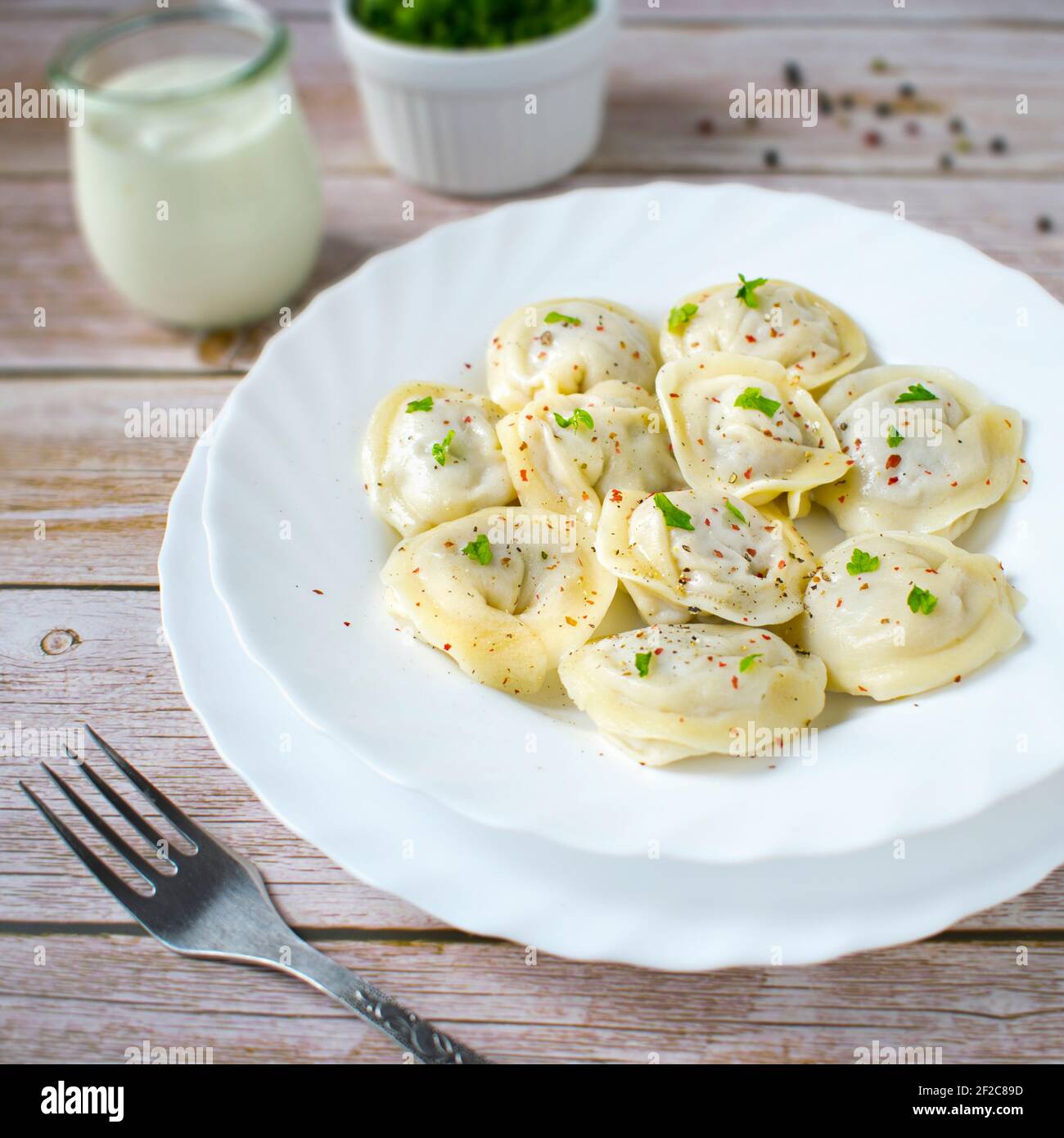 Dumplings pielmieni - ein traditionelles Gericht der russischen Küche. Stockfoto