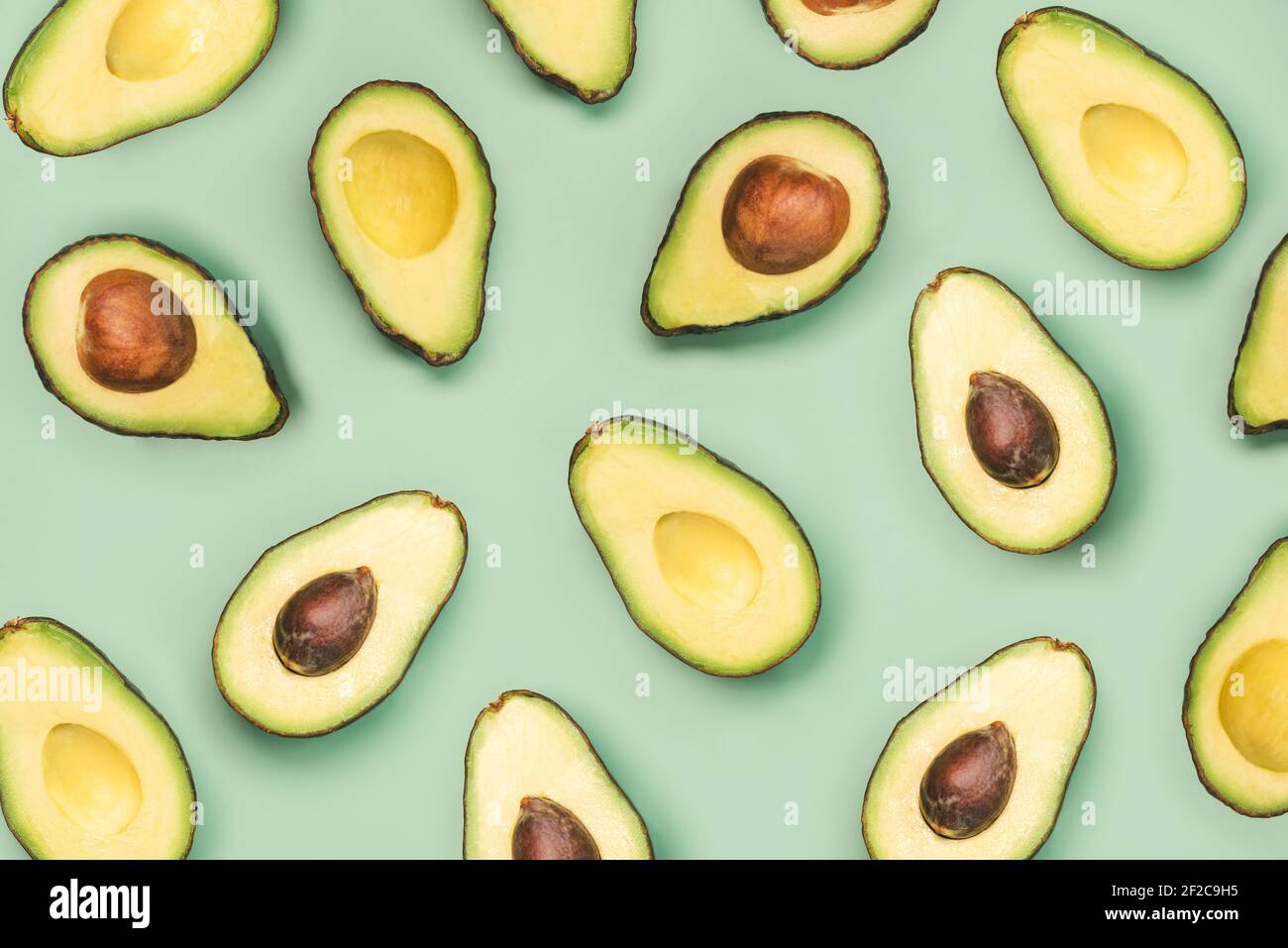 Frisches, reifes Avocados-Muster auf grünem Hintergrund Stockfoto
