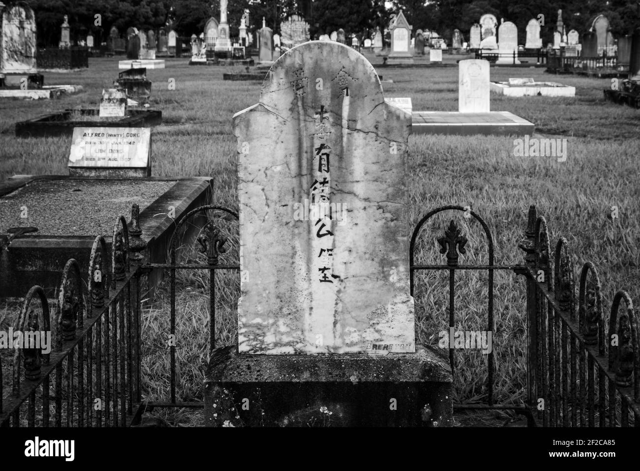 Alter Friedhof Kopfstein schwarz und weiß Stockfoto