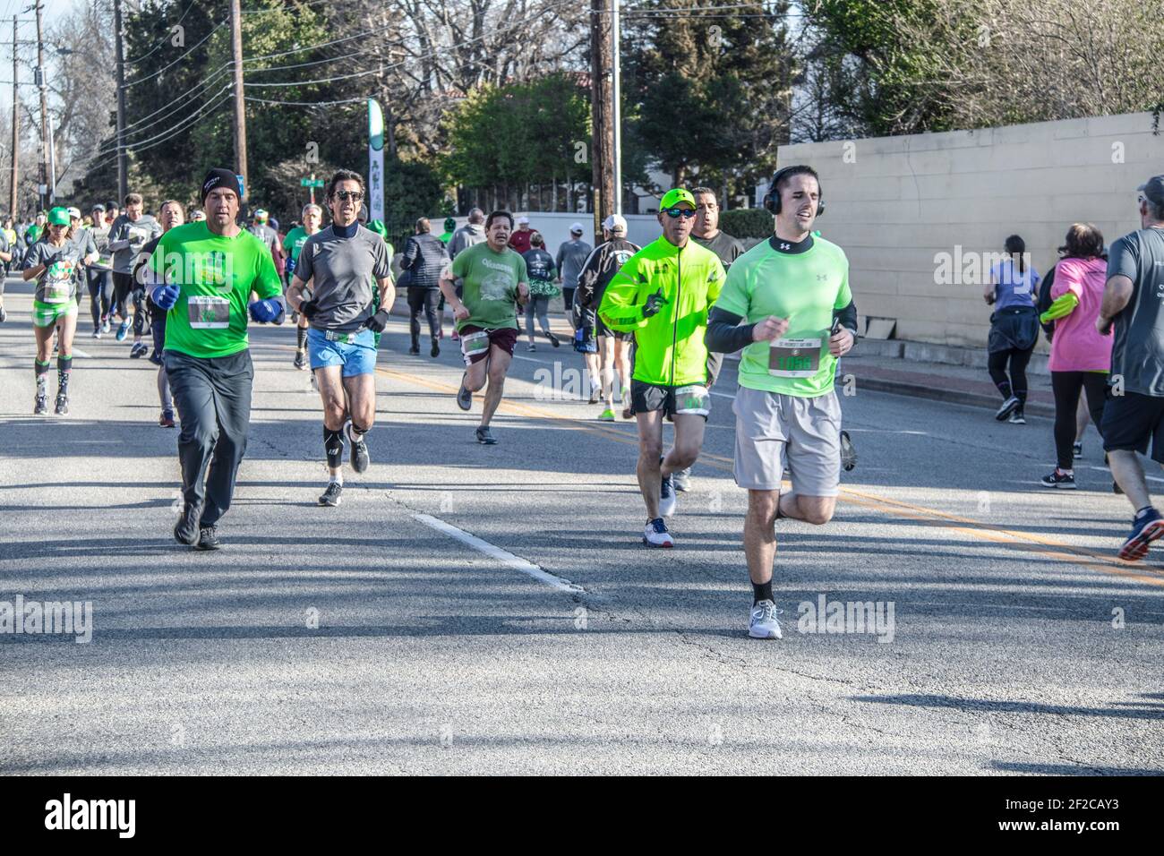3-16-2019 Tulsa USA - Läufer in Grün am St. Patricks Day Parade auf der Peoria Ave in Tulsa Oklahoma Stockfoto
