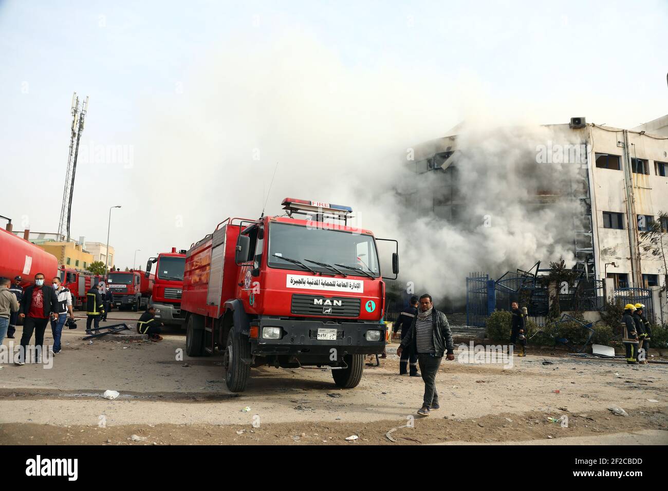 El Obour City, Ägypten. März 2021, 11th. Feuerwehrautos sind am Ort eines Großbrands in El Obour Stadt, Provinz Qalyubia, Ägypten, 11. März 2021 zu sehen. Mindestens 20 Menschen wurden am Donnerstag getötet und 24 weitere verletzt, als ein massives Feuer eine vierstöckige Bekleidungsfabrik in der ägyptischen Stadt El Obour nördlich von Kairo verbarg, so eine Erklärung der Provinz Qalyubia. Quelle: Ahmed Gomaa/Xinhua/Alamy Live News Stockfoto