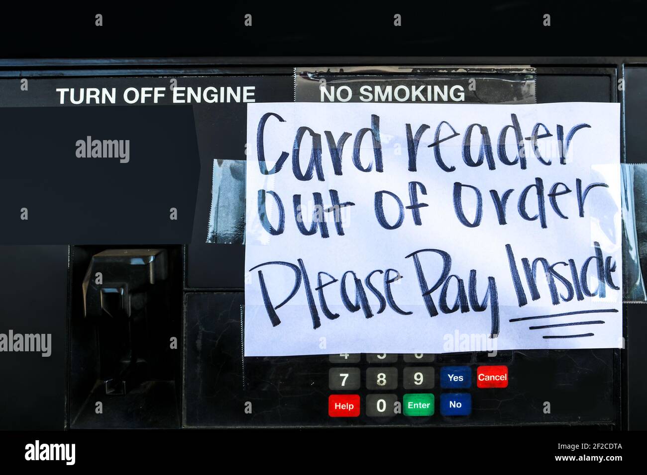 Frustration an der Tankstelle - Handgefertigtes Schild aufgeklebt Benzinpumpe - Kartenleser außer Betrieb Bitte bezahlen Innen Stockfoto