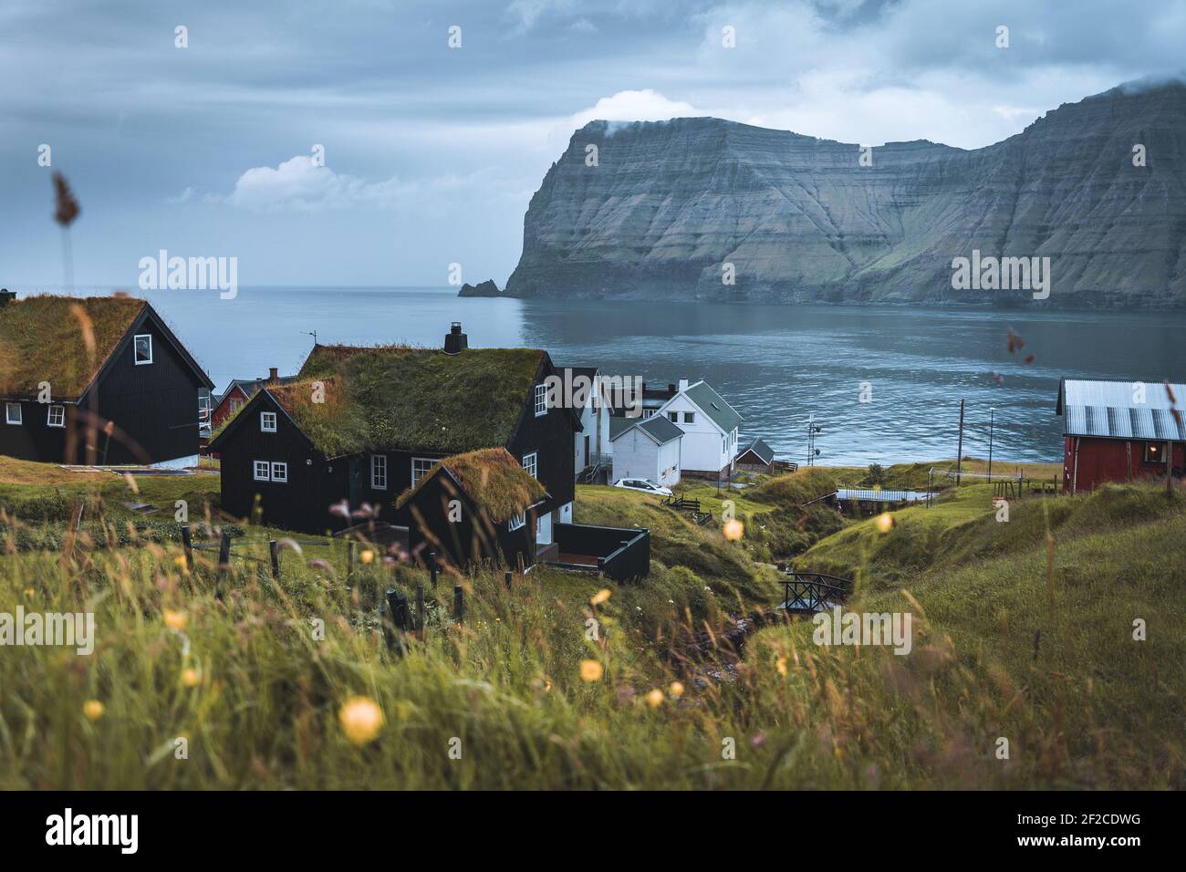 Dorf von Mikladalur befindet sich auf der Insel Kalsoy, Färöer, Dänemark Stockfoto