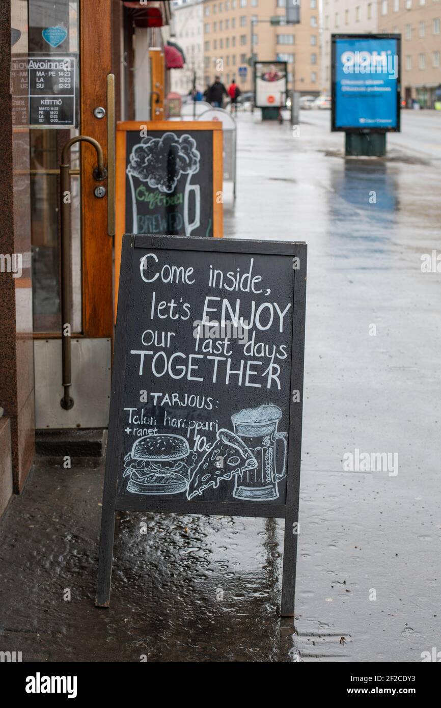 Straßenbar Tafel Schild einige Tage vor der Sperre in Helsinki, Finnland Stockfoto