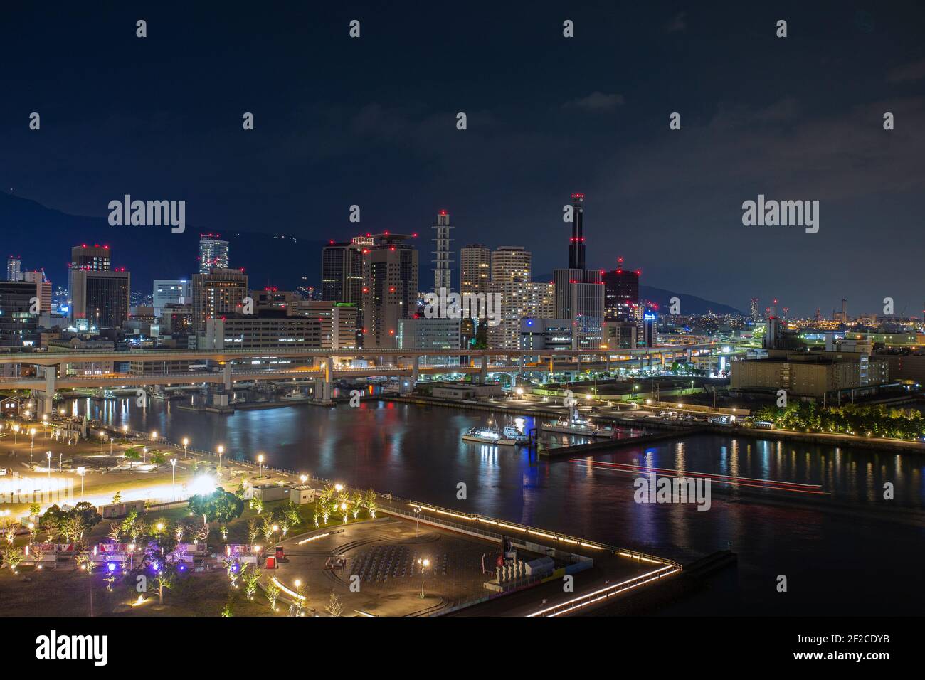 Kobe futuristisches Hochautobahn-Panorama bei Nacht unter der Skyline, Kobe Harbour Waterfront . Kobe Harbour, Kobe, Präfektur Hyogo, Honshu, Japan, Asien. Stockfoto