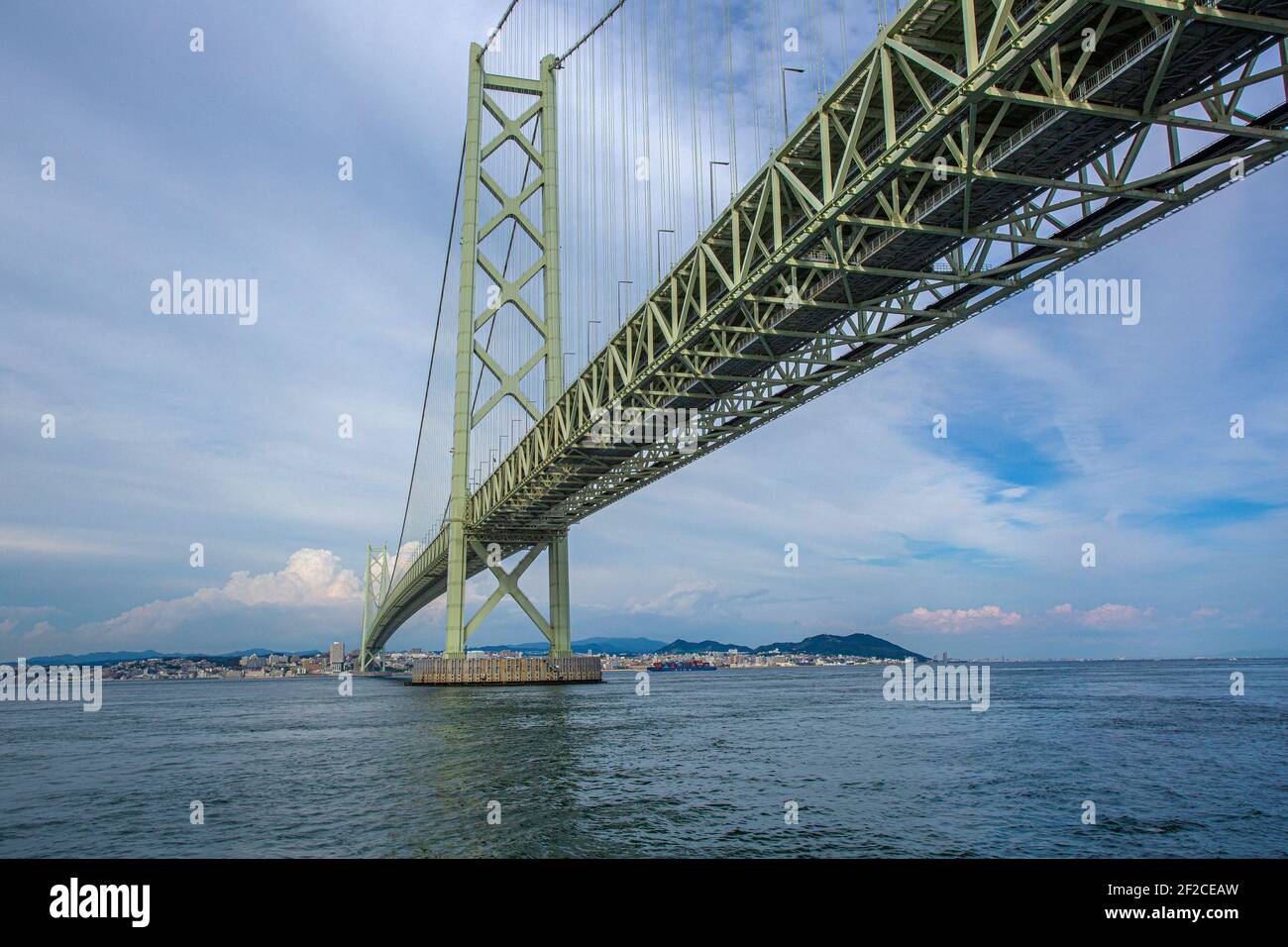 Die Akashi Kaikyo Brücke, die die Stadt Kobe auf dem japanischen Festland von Honshu mit Iwaya auf der Awaji Insel, Präfektur Hyogo, Japan verbindet. Stockfoto