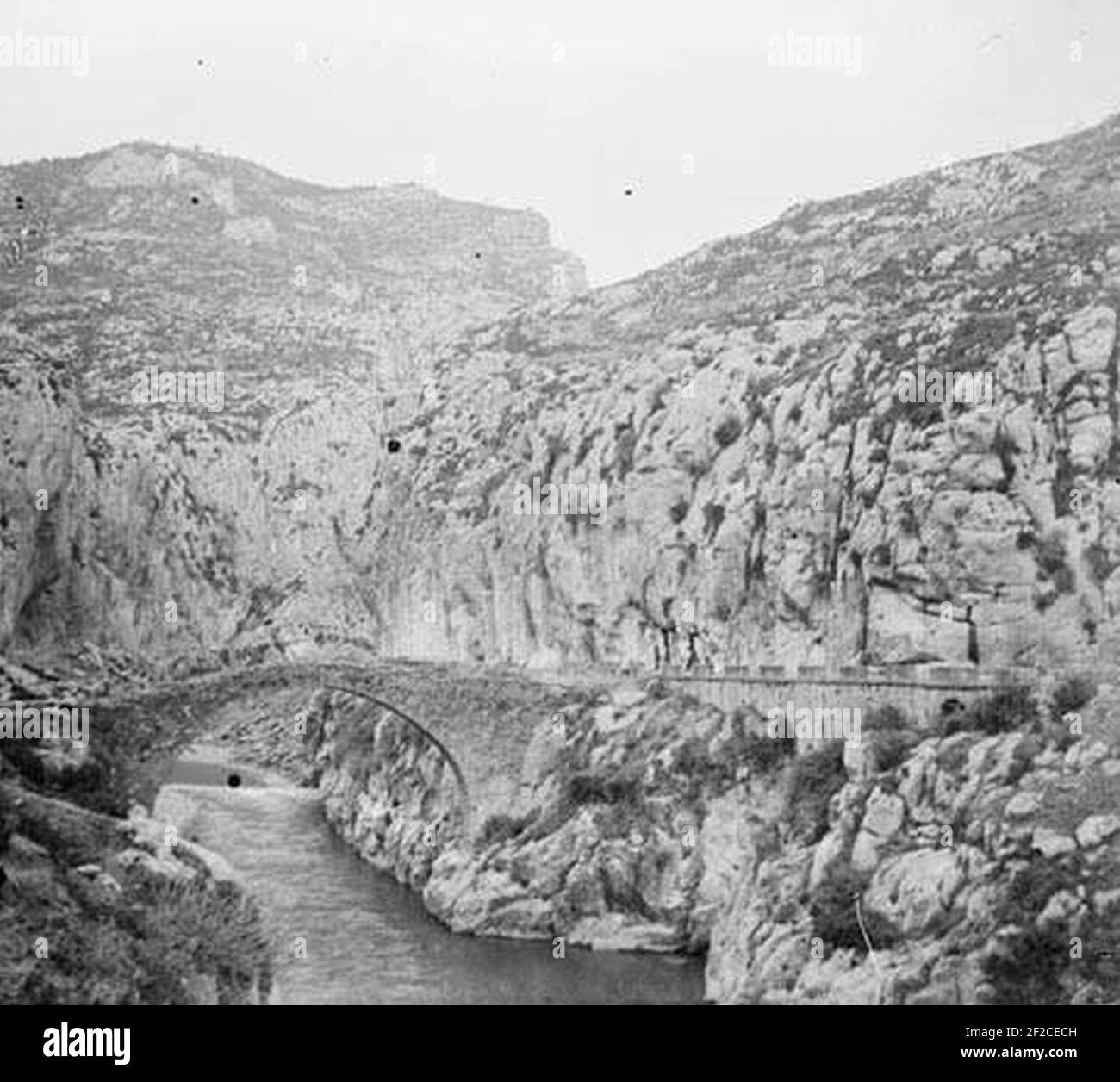 Pont de la Torra sobre el Segre en un congost (beschnitten). Stockfoto