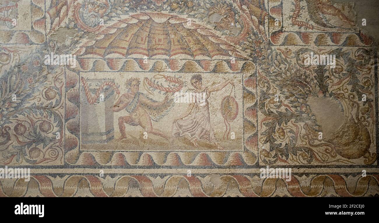 Mosaik mit einem Satyr und einer tanzenden Frau, Villa Romana del Tellaro Stockfoto