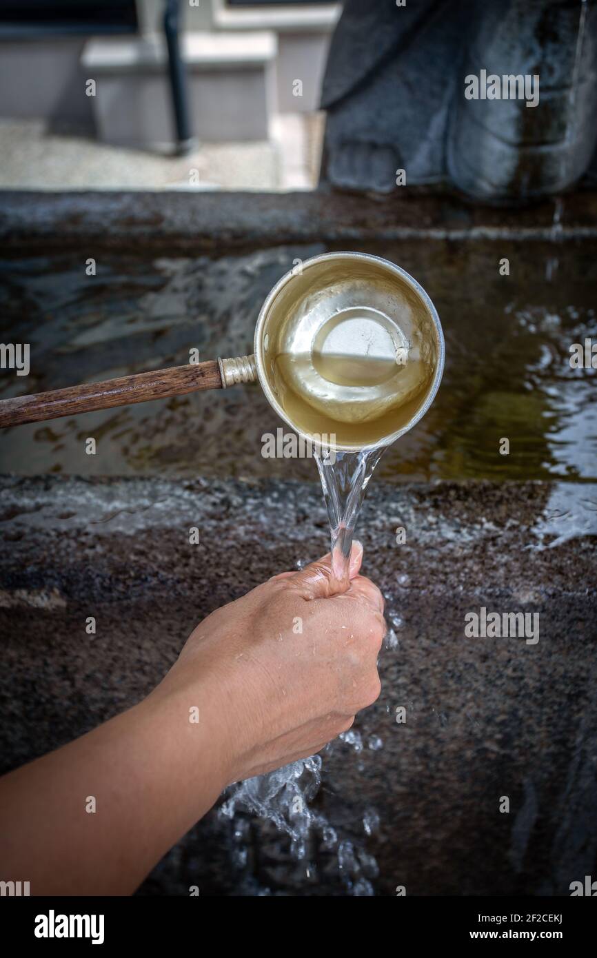 Händewaschen am Kakinomoto-Schrein in Akashi, Präfektur Hyogo, Japan. Stockfoto