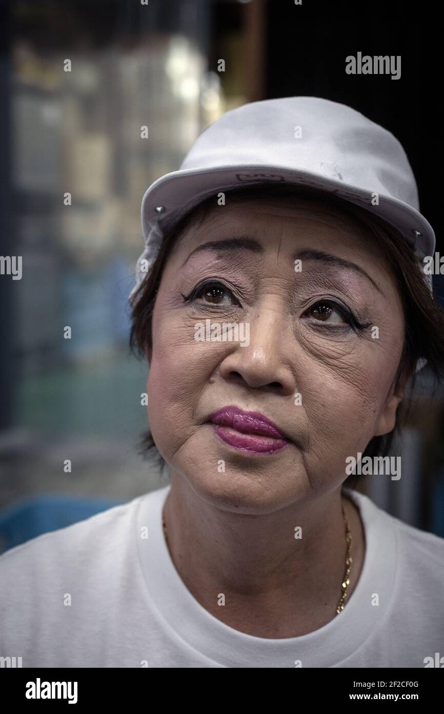 Herstellung von japanischem Sake/Arbeiterin in der Akashi Sake Brauerei. Stockfoto