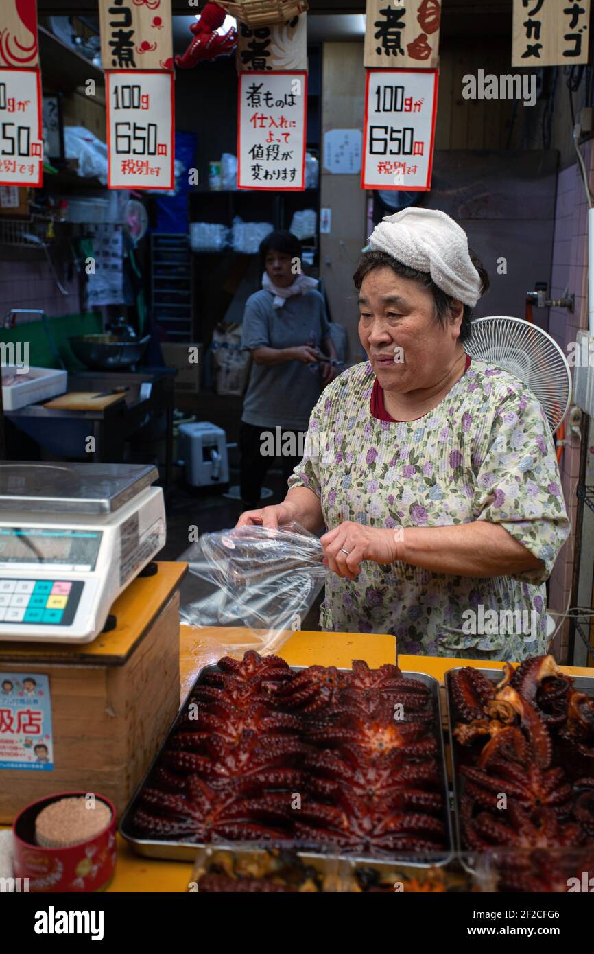 Frau, die Oktopus auf dem Fischmarkt in Akashi, Präfektur Hyogo, Japan verkauft. . Stockfoto