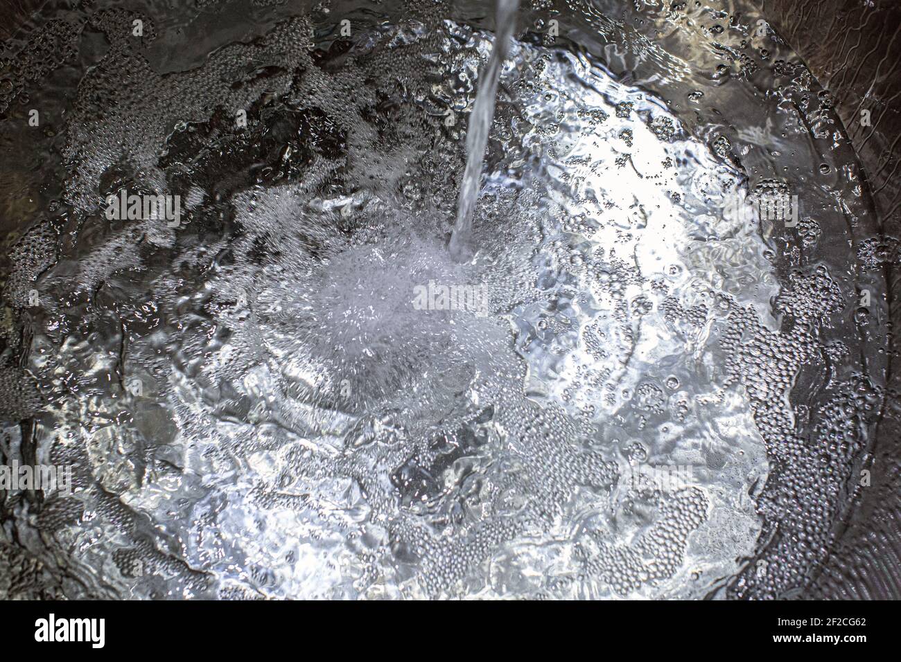 Die Herstellung von japanischem Sake / Final Clear Sake wird mit Wasser verdünnt – um den Alkoholgehalt in der Akashi Brauerei, Präfektur Hyogo, Japan, anzupassen. Stockfoto