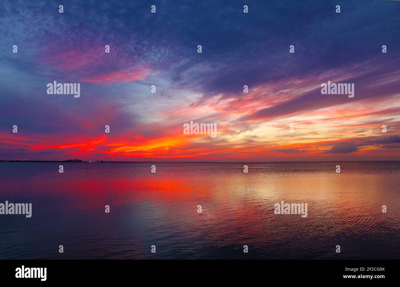 Sonnenuntergang vor South Padre Island mit Blick auf das Festland Stockfoto