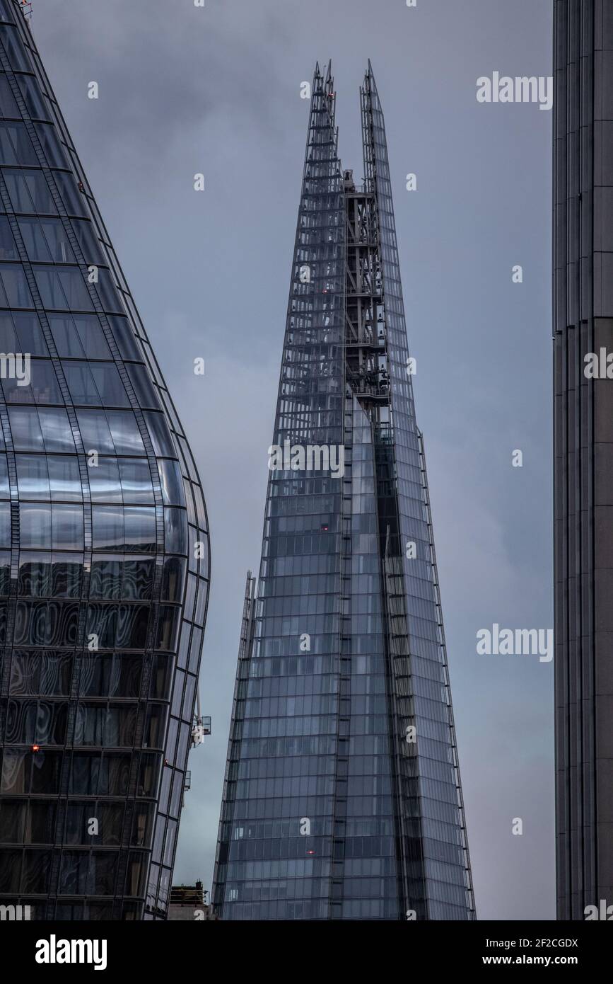 Londons ikonisches Shard-Gebäude steht neben anderen Londoner Wolkenkratzern in der Skyline der Hauptstadt, London, England, Großbritannien Stockfoto