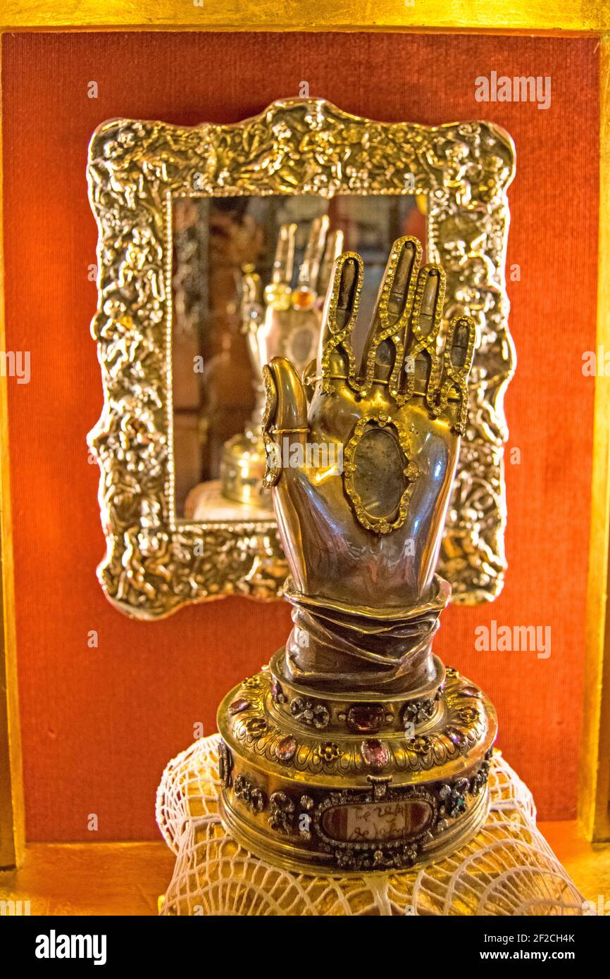 Ronda, Malaga, Spanien. 2020. August: Unbeschädigte Hand von Santa Teresa de Jesus in der Merced Kirche in Ronda gefunden Stockfoto