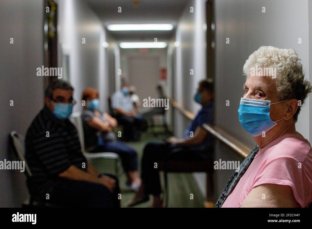Bewohner warten außerhalb ihrer Zimmer auf Krankenschwestern vom Humber River Hospital, um den Pfizer/BioNTech COVID-19-Impfstoff im Caboto Terrace, einem unabhängigen Seniorenwohnheim, im Rahmen der COVID-19-Impfkampagne, inmitten der Coronavirus-Krankheit (COVID-19) in Toronto, Ontario, Kanada, 11. März 2021 zu verabreichen. REUTERS/Carlos Osorio Stockfoto