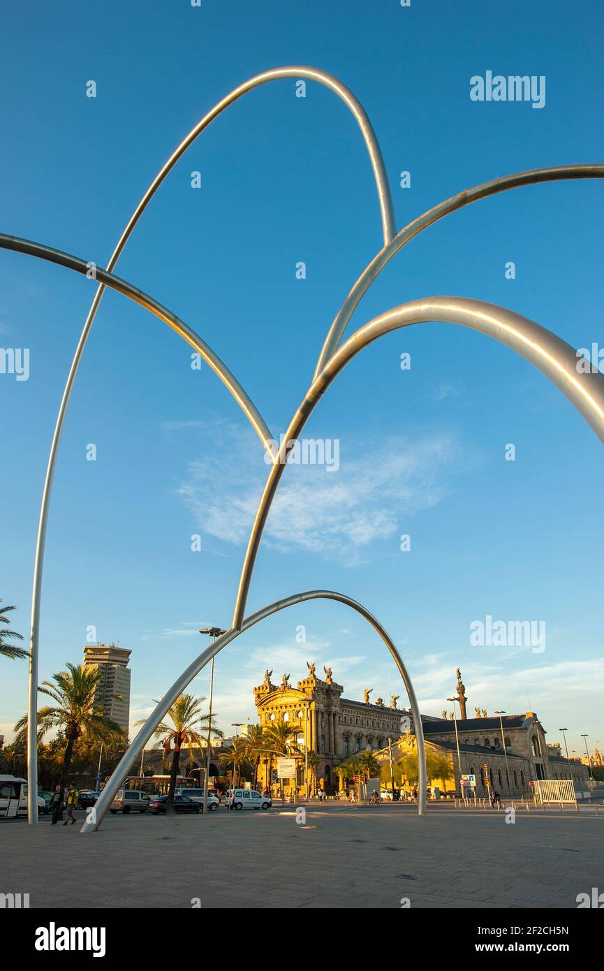 Onades Waves Skulptur von Andreu Alfaro mit Aduana Gebäude in Port vell Bereich, Barcelona, Katalonien, Spanien Stockfoto