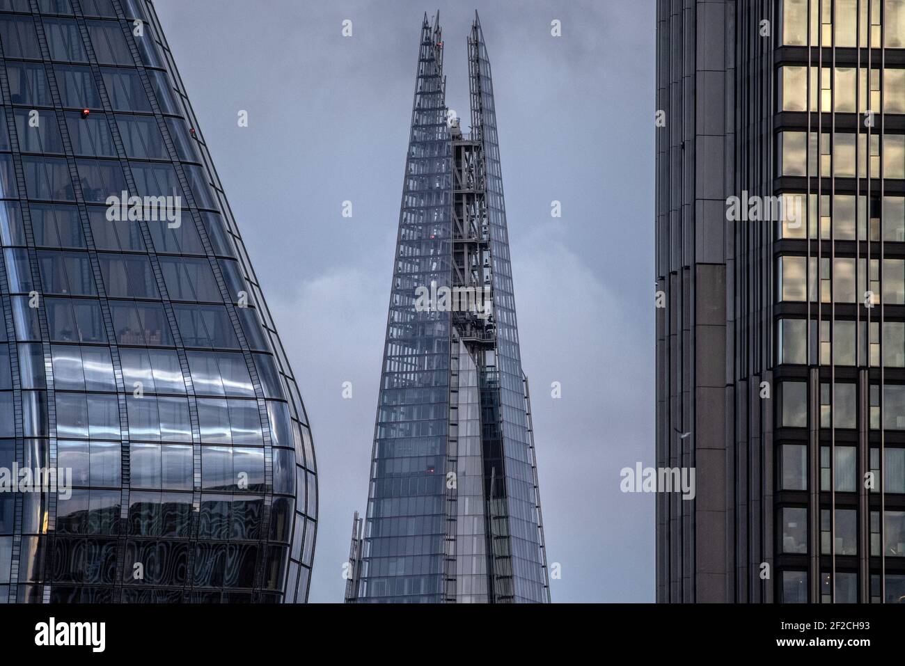 Londons ikonisches Shard-Gebäude steht neben anderen Londoner Wolkenkratzern in der Skyline der Hauptstadt, London, England, Großbritannien Stockfoto