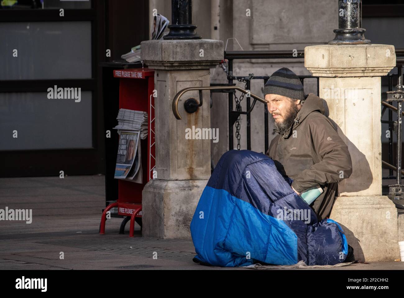 Obdachloser bettelte vor der U-Bahnstation Oxford Circus, Central London, England, Großbritannien um Geld Stockfoto
